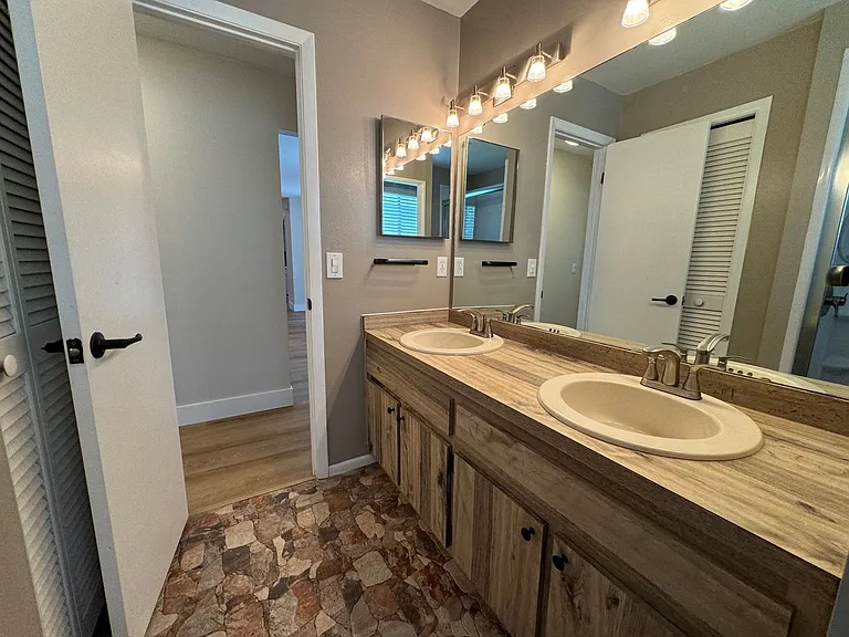 107 S Deerwood Ave — Photo 18