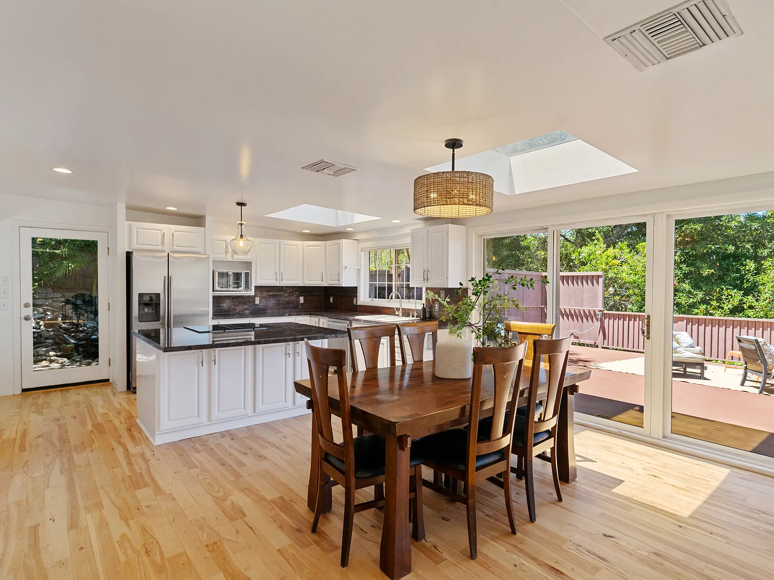 4 bed, 2500 sqft, $7,500 — Photo 3