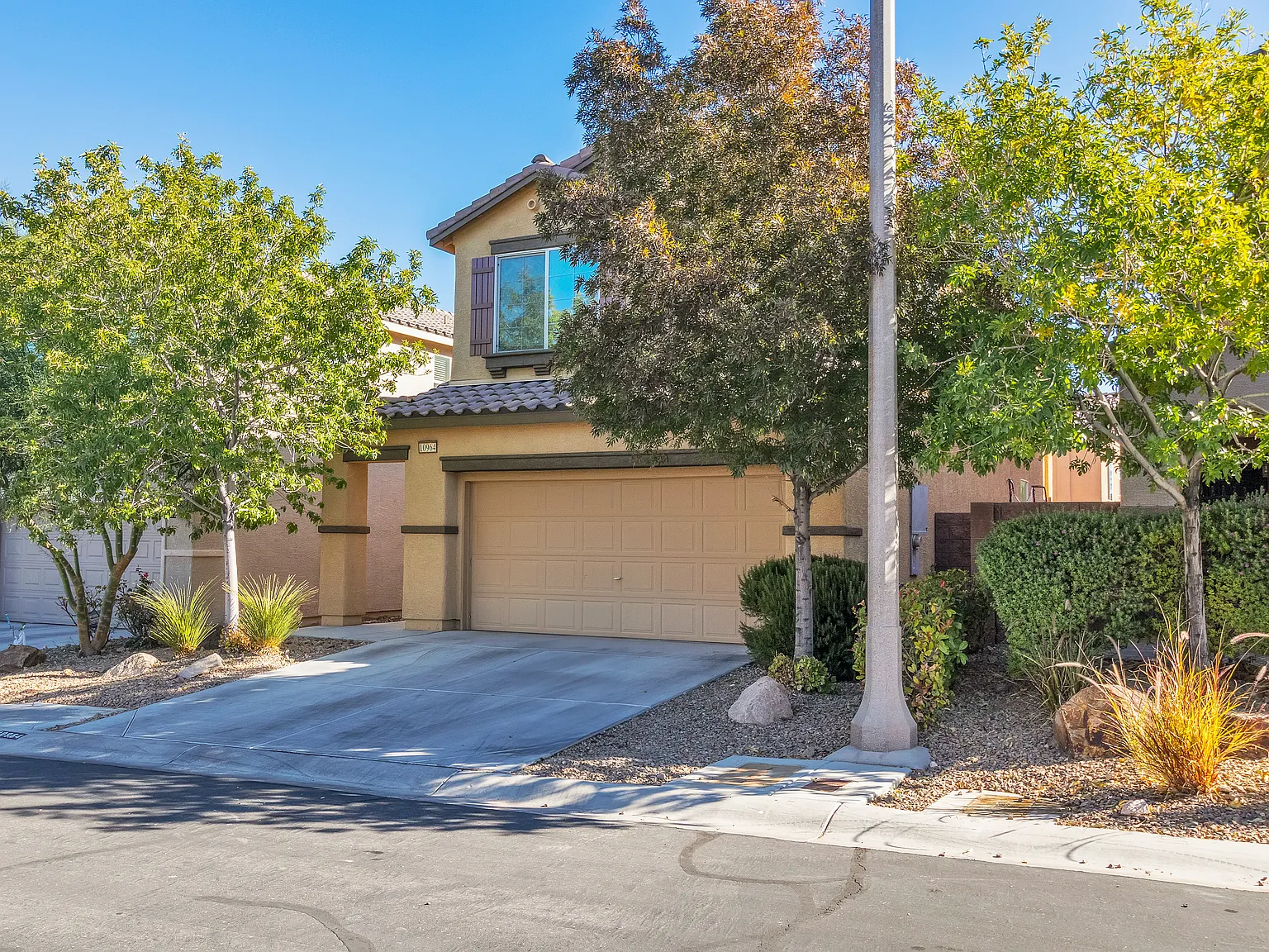3 bed, 2.5 bath, 1826 sqft, $2,100 — Photo 1