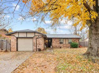 609 W Carson Dr, Mustang, OK 73064