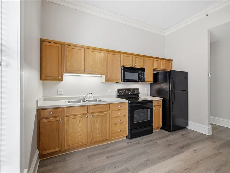 200 E 9th St #4 — Photo 11