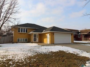 901 E Magnolia Dr, Brandon, SD 57005