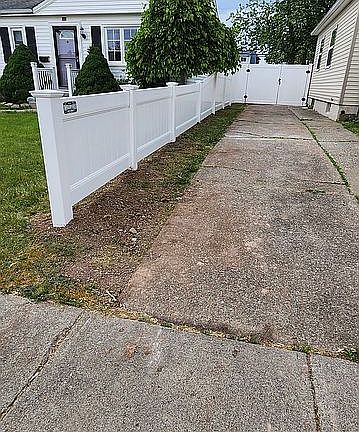 3rd image of 693 Loretta St