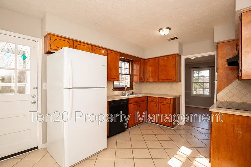Building Photo - 2642 White Chapel Dr