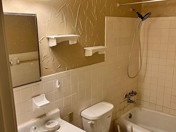 5th image of 115 Woodlawn Dr #8