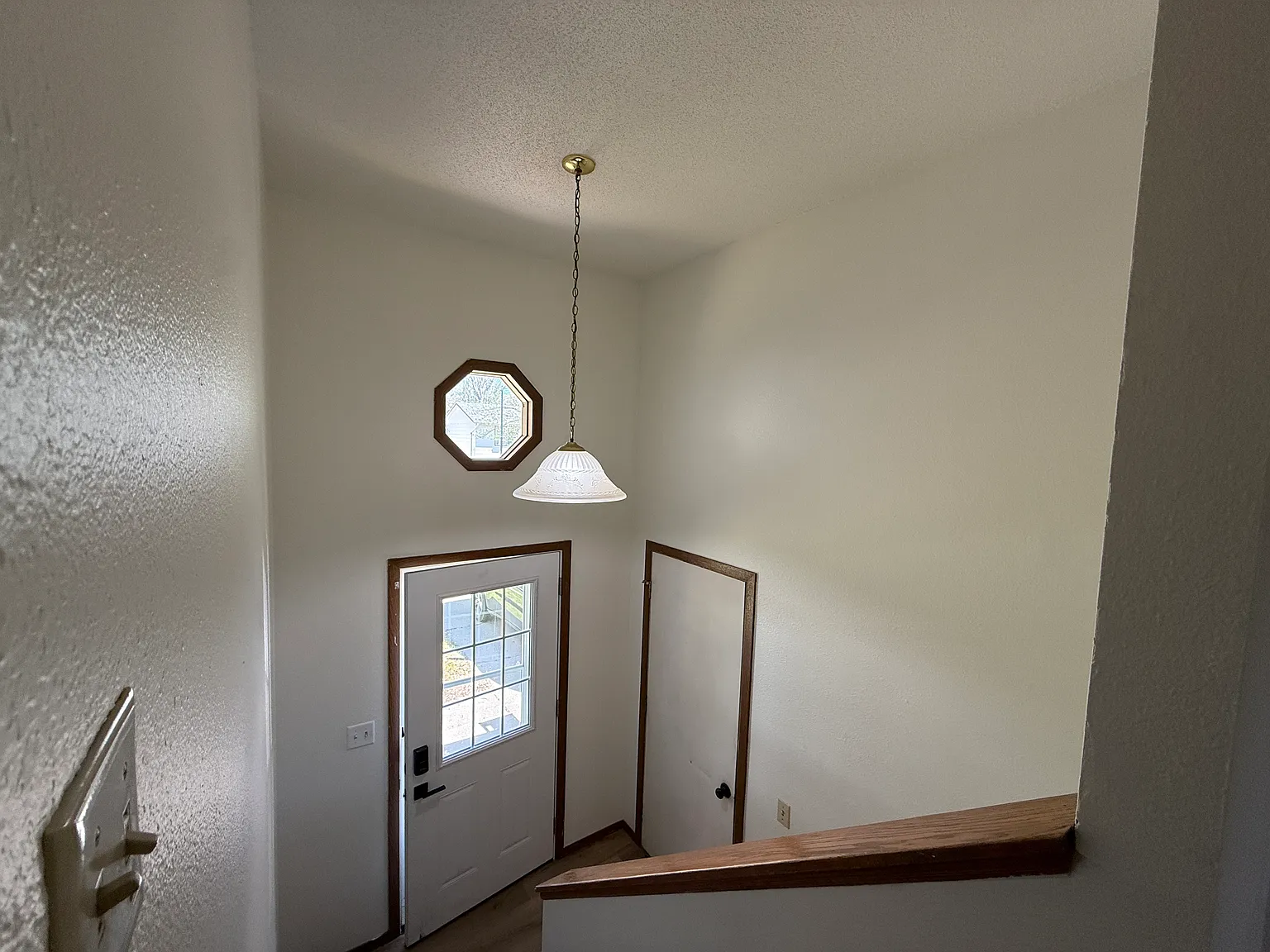 1012 Castlewood Dr — Photo 3