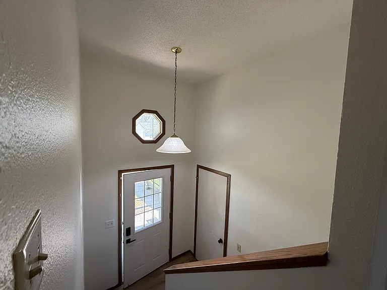 1012 Castlewood Dr — Photo 3