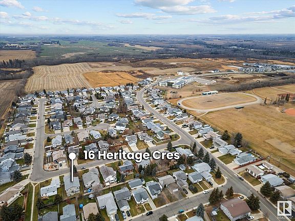 3rd image of 16 Heritage Cres