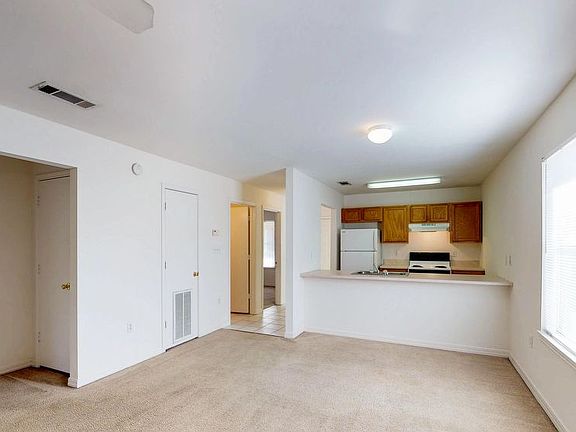 4th image of 896 Silverwood Dr