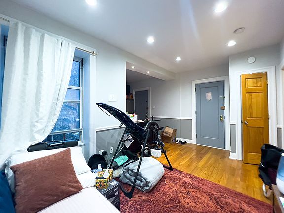 4th image of 42 Bank St APT 16