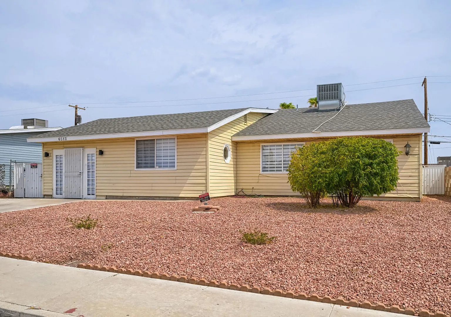 Charming 4-Bedroom Home in Central Las Vegas! — Photo 1
