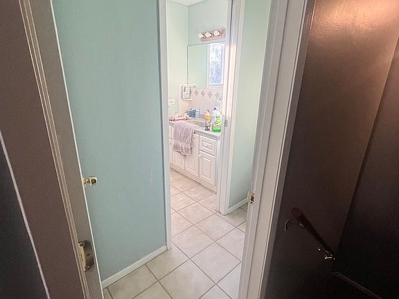 3rd image of 5618 Hawthorne Ln