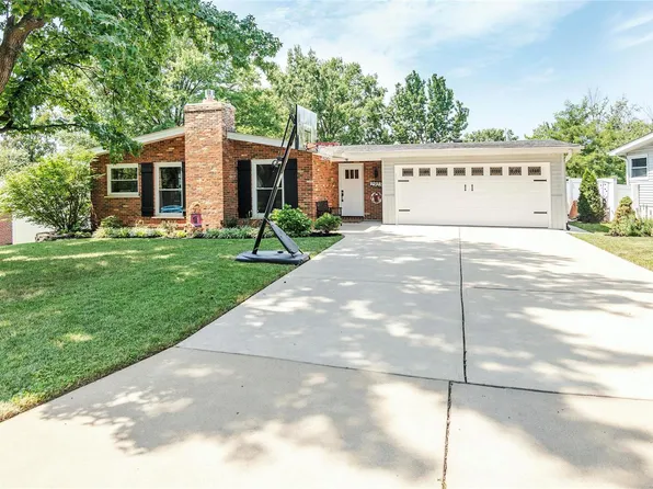 2923 Mid Course Dr, Saint Louis, MO 63125