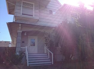 1304 NE 52nd St, Seattle, WA 98105