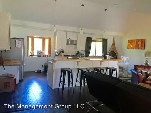 2nd image of 758 Hillside Ct