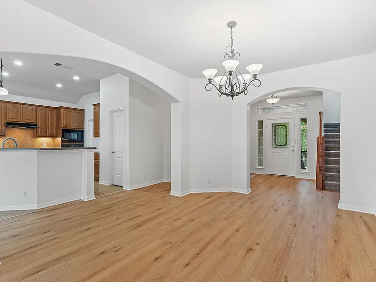 209 Canterbury Dr — Photo 8