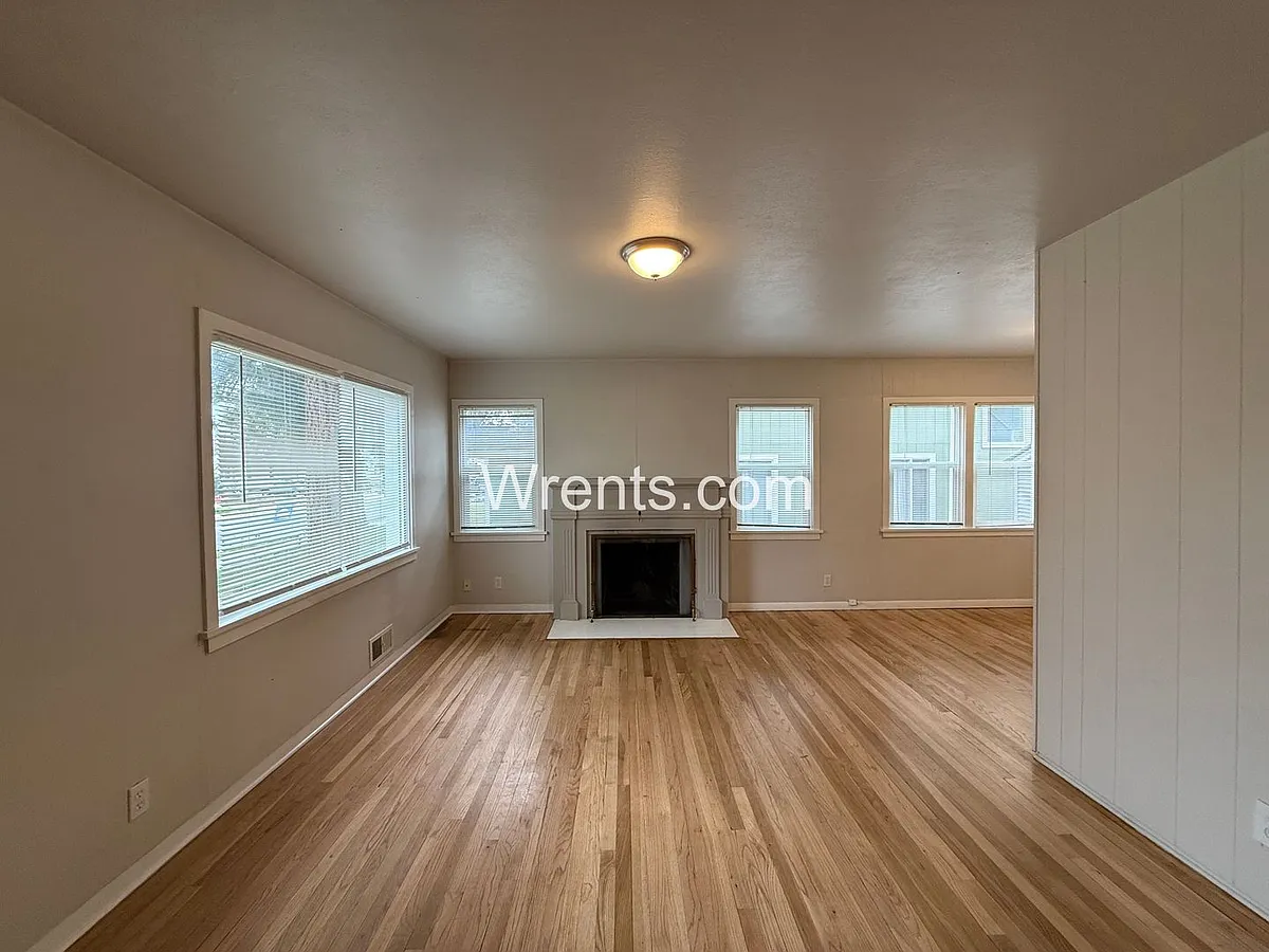 Building Photo - 1317 E 38th Ave