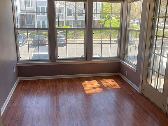 3rd image of 909 Woodbridge Ct