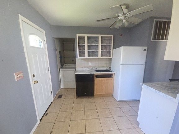 3rd image of 12 Circle Dr E