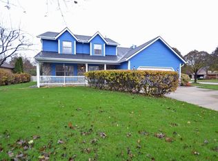 672 Briarcliff Ct, Hartland, WI 53029