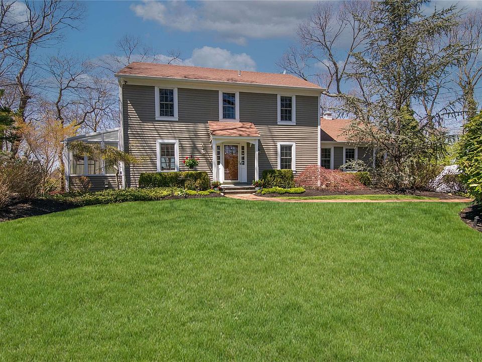 1st image of 9 Wainscott Ln