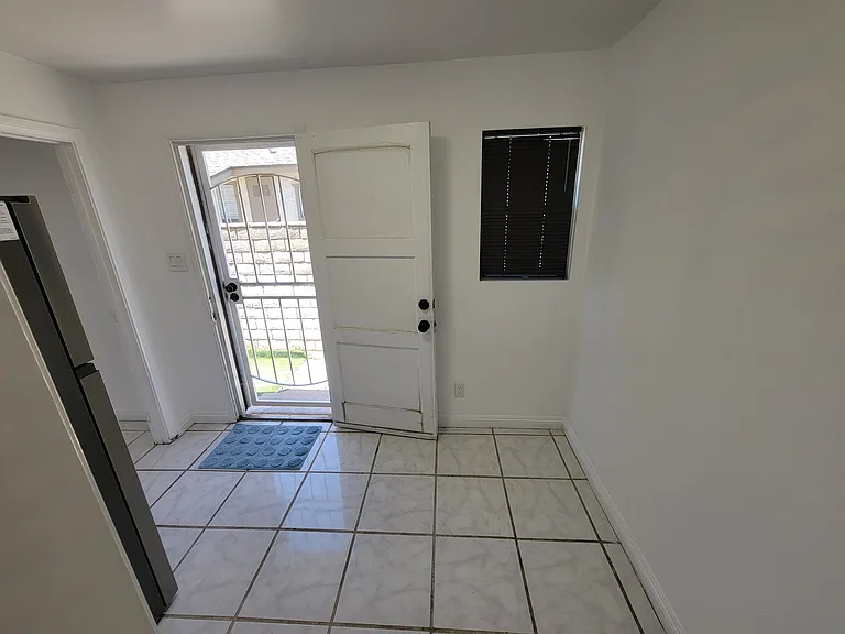 N Soldano Ave — Photo 15