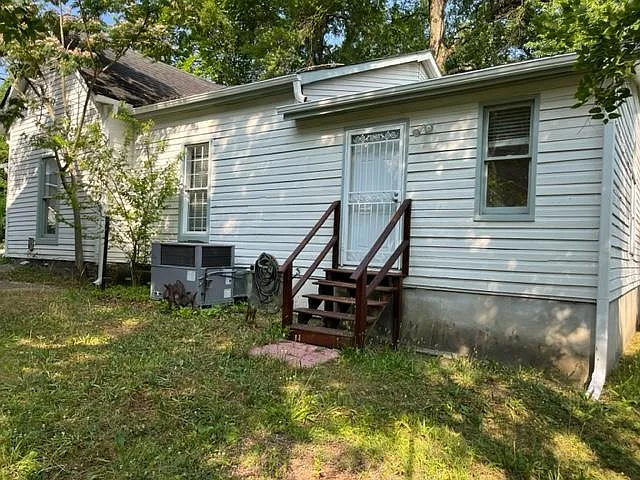 1907 Cardens Ln — Photo 17