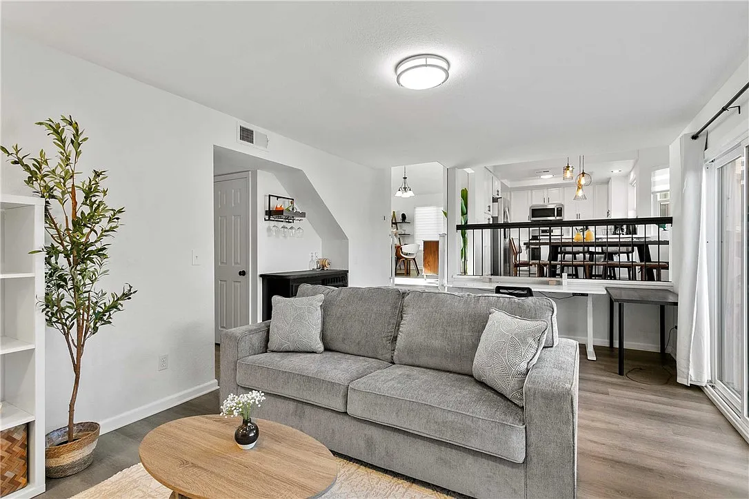 4 bed, 1871 sqft, $6,500 — Photo 2