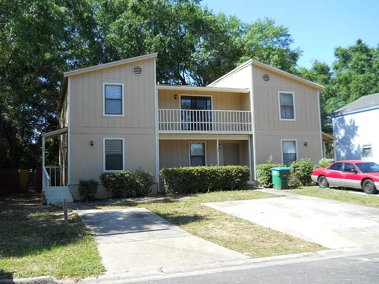 126 Hampton Dr — Photo 1