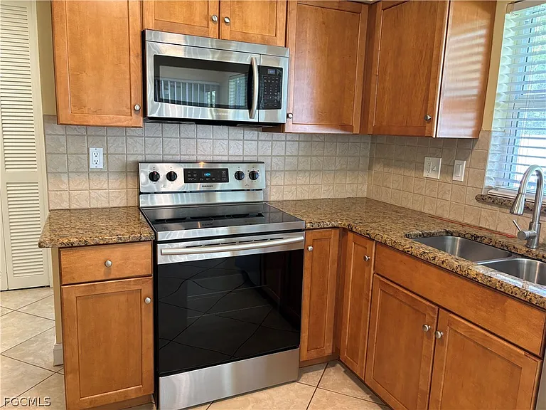 5652 Eichen Cir E — Photo 17