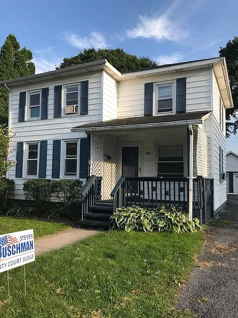 4 bed, 2.0 bath, 2100 sqft, $2,200 — Photo 1