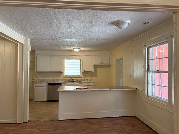 4th image of 100 E Hunter St