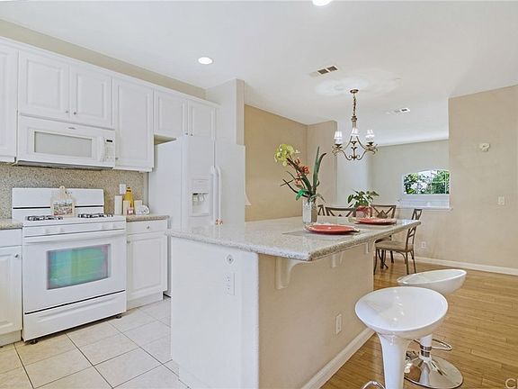 5th image of 262 Camphor Pl