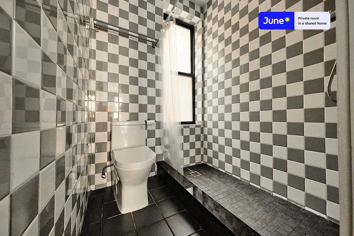 Queen bedroom in 3 bed/3 bath home in Ridgewood #1880 C — Photo 3