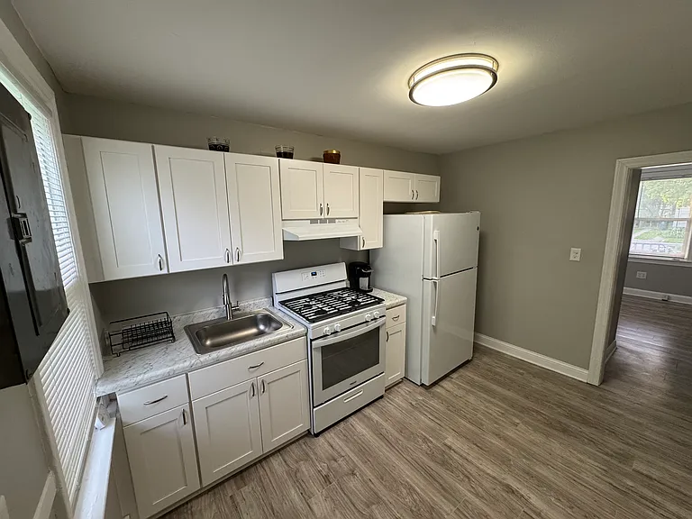 690 E Marshall St — Photo 3