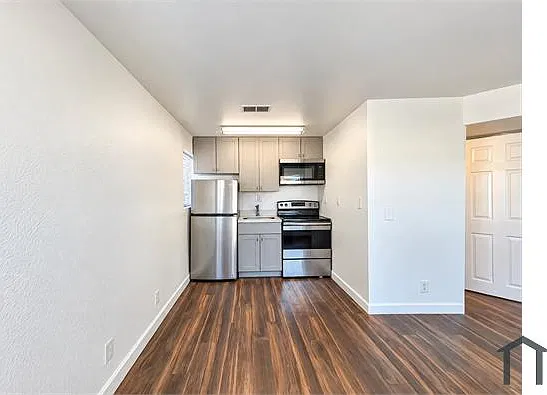 317 N 17th Dr — Photo 3
