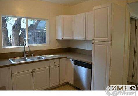 4th image of 556 N Manhattan Pl