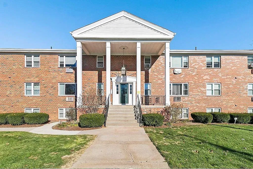 340 Regency Park Dr — Photo 3