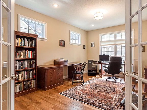 5th image of 2113 E Melville Cir