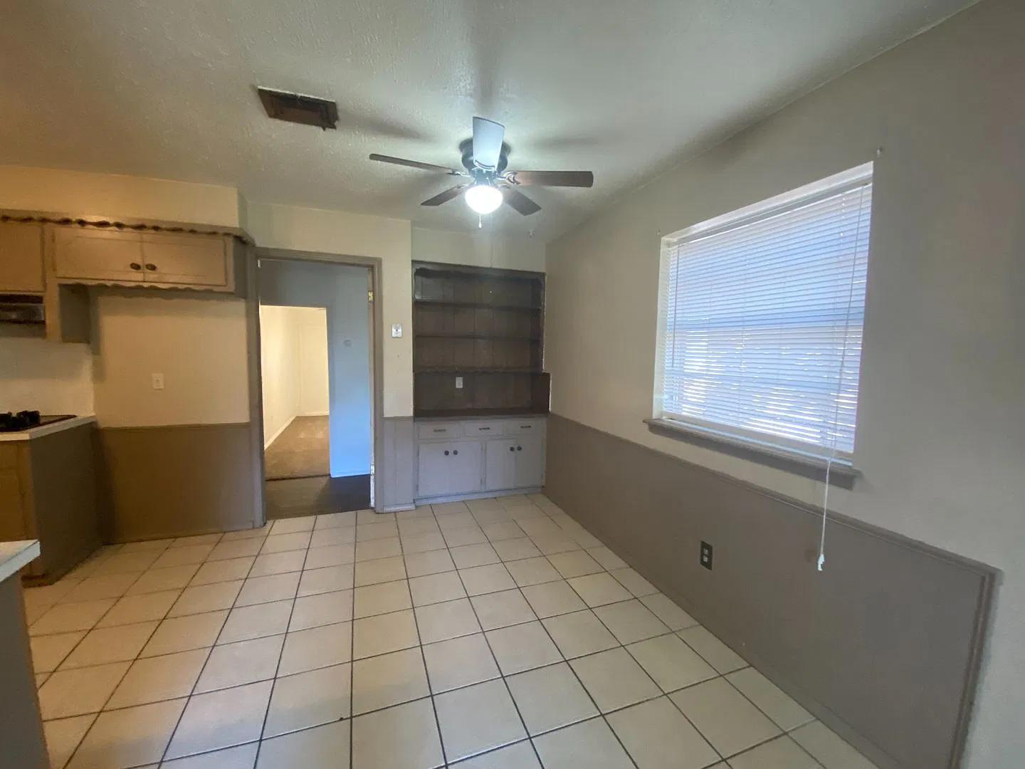 Large 3 Bedroom 1.5 Bathrooms Garage Conversion Is 2 Bonus Rooms In Mwc * Available Now (Post & R... — Photo 4