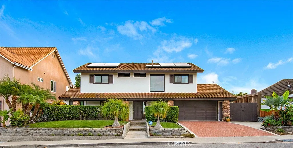 4 bed, 2.5 bath, 2100 sqft, $6,000 — Photo 1