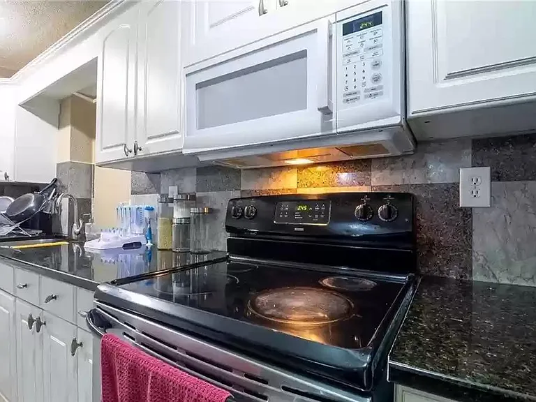 Saybrook Cir — Photo 9