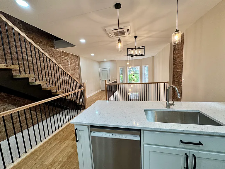 1426 W 81st St — Photo 3