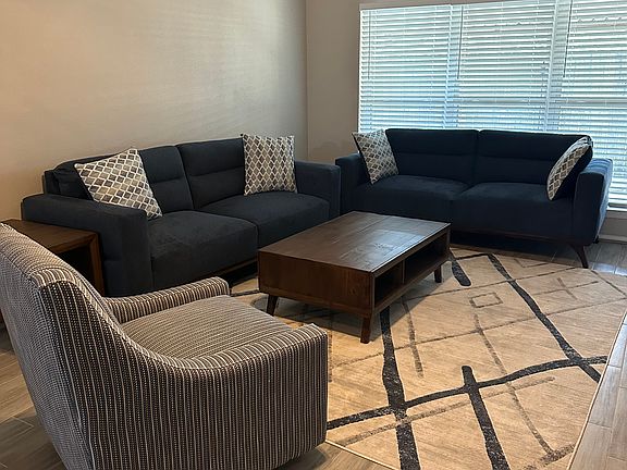 4th image of 613 N Valderas St