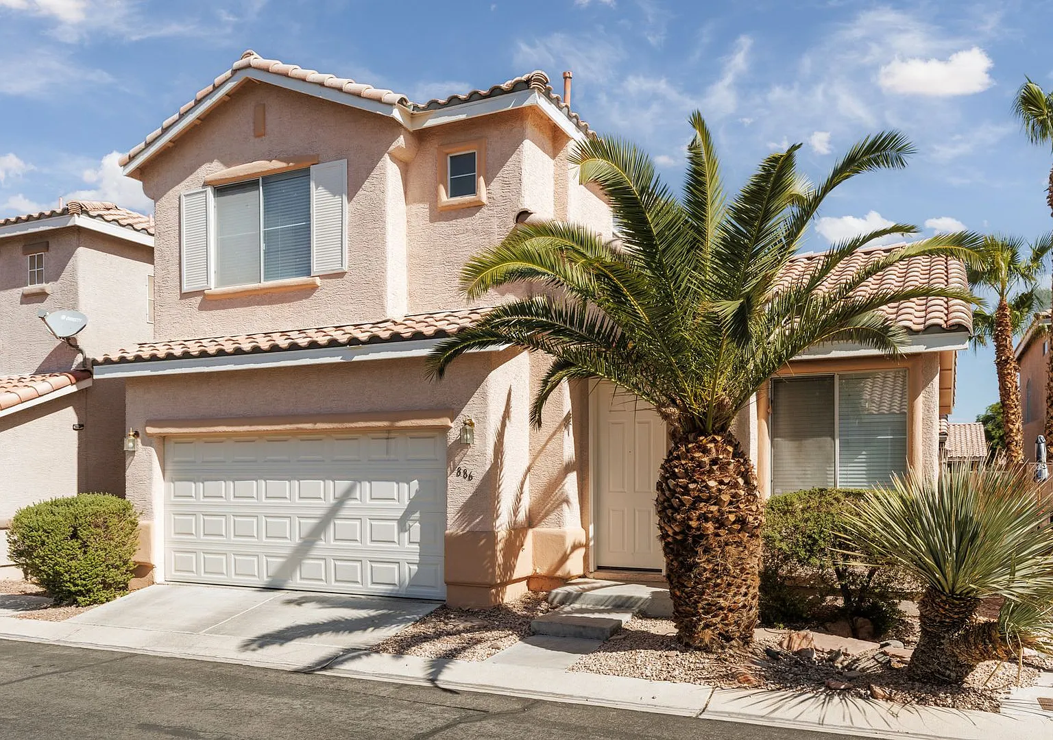 Dual primary suites in Silverado Ranch gated community with pool — Photo 1