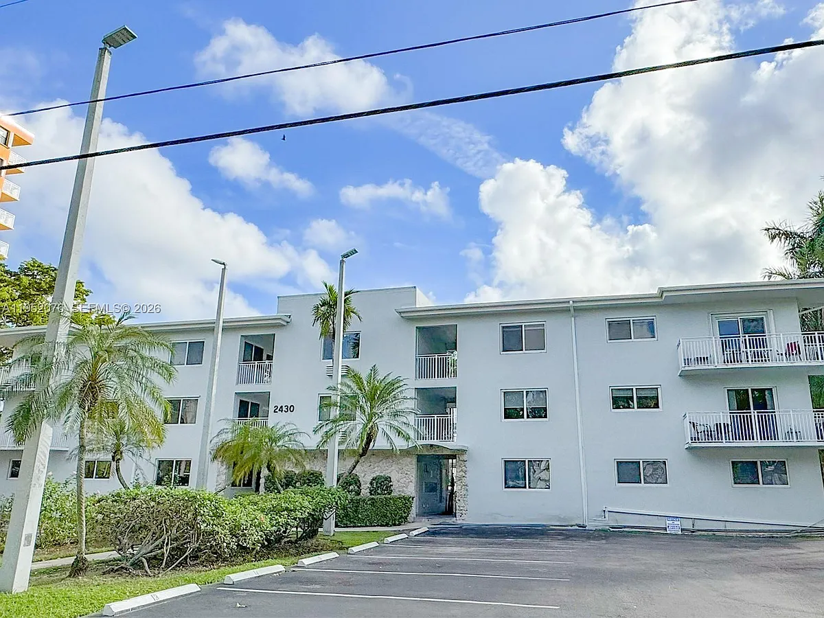 Building Photo - 2430 NE 135th St #101