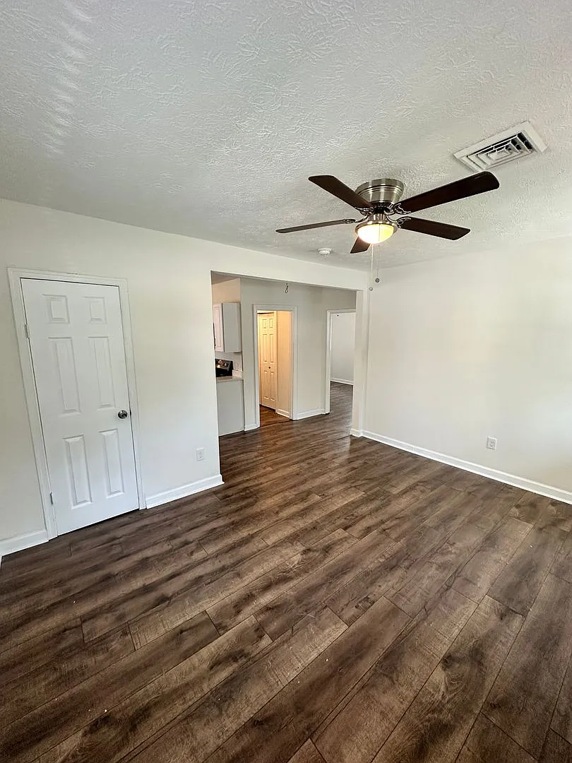 3 Bedroom Fully Renovated Hampton Home! — Photo 3