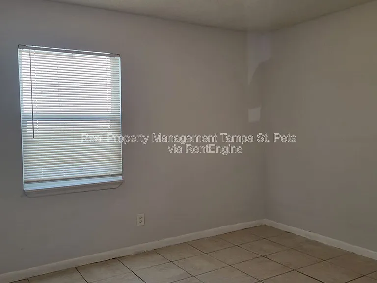 8429 N 39th St #4 — Photo 12