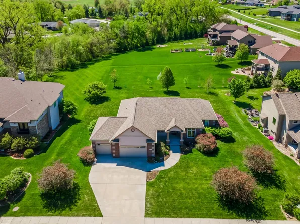 10612 NW 75th Pl, Johnston, IA 50131