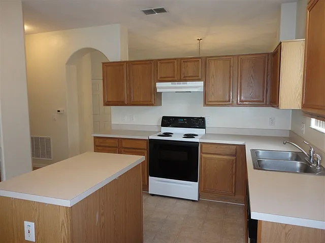 3 bed, 2.0 bath, 1972 sqft, $2,620 — Photo 3
